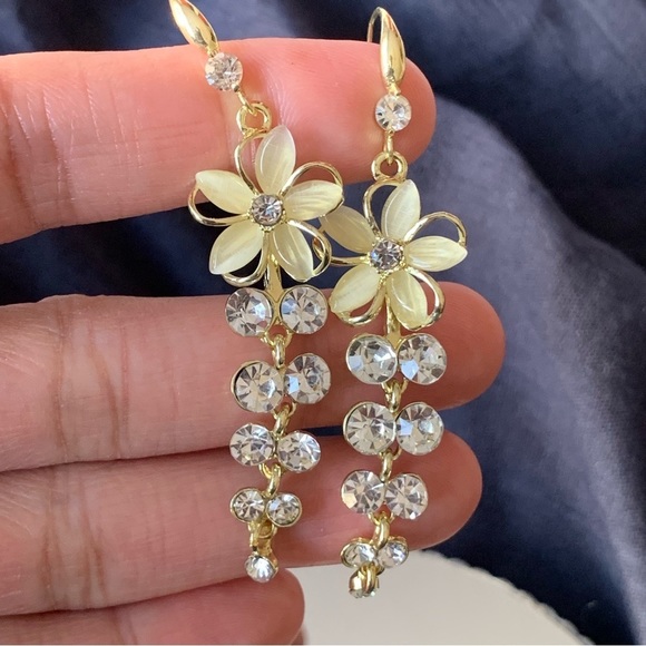 🌟2/$20🌟 Opal Flower Drop Earrings - Picture 1 of 4